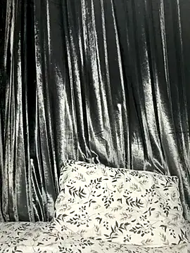 Snapshot of Strongqueen chatting on November 13, 2025, 9:19 pm Strongqueen online show from November 13, 2025, 9:19 pm