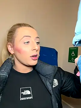 Snapshot of Strongqueen chatting on November 2, 2025, 9:42 pm Strongqueen online show from November 2, 2025, 9:42 pm