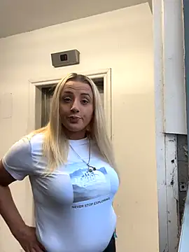 Snapshot of Strongqueen chatting on September 20, 2025, 5:18 pm Strongqueen online show from September 20, 2025, 5:18 pm