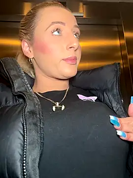 Snapshot of Strongqueen chatting on September 18, 2025, 7:17 pm Strongqueen online show from September 18, 2025, 7:17 pm