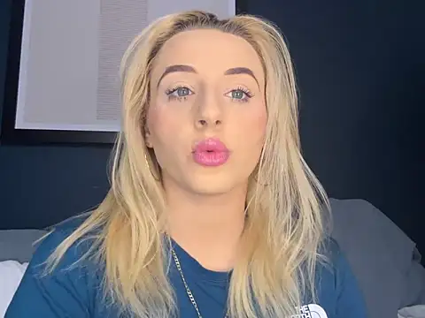 Snapshot of Strongqueen chatting on February 15, 2025, 8:45 pm Strongqueen online show from February 15, 2025, 8:45 pm