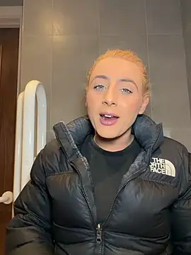 Snapshot of Strongqueen chatting on October 18, 2025, 8:44 pm Strongqueen online show from October 18, 2025, 8:44 pm