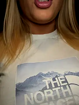 Snapshot of Strongqueen chatting on October 26, 2025, 5:35 pm Strongqueen online show from October 26, 2025, 5:35 pm