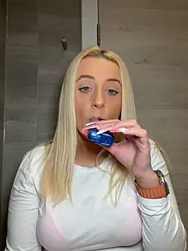 Snapshot of Strongqueen chatting on October 24, 2025, 5:12 pm Strongqueen online show from October 24, 2025, 5:12 pm