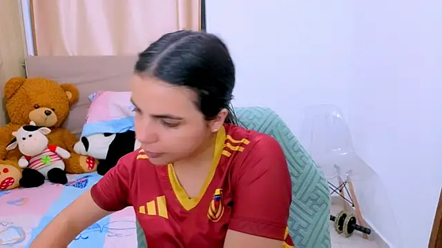 Snapshot of _elenna chatting on February 6, 2026, 6:04 pm elenna online show from February 6, 2026, 6:04 pm