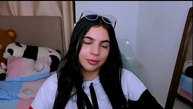 Snapshot of _elenna chatting on December 17, 2025, 5:29 pm elenna online show from December 17, 2025, 5:29 pm