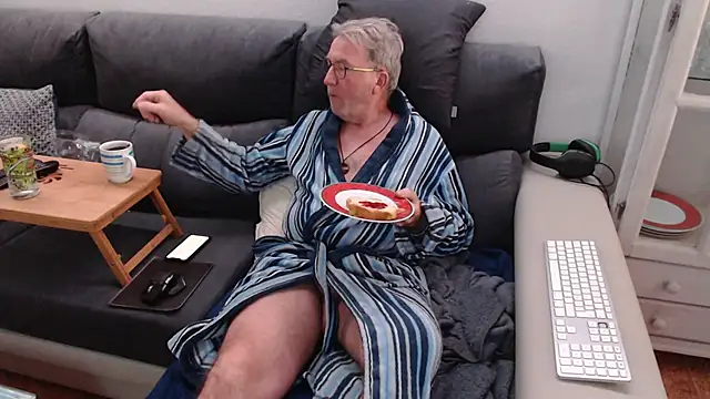 Snapshot of Nudelschwanz chatting on March 3, 2025, 4:36 pm Nudelschwanz online show from March 3, 2025, 4:36 pm