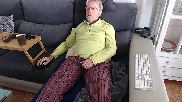 Snapshot of Nudelschwanz chatting on March 7, 2025, 11:18 am Nudelschwanz online show from March 7, 2025, 11:18 am