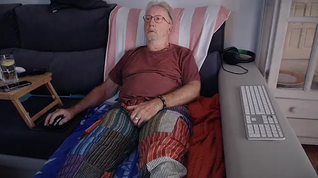 Snapshot of Nudelschwanz chatting on October 12, 2025, 4:41 pm Nudelschwanz online show from October 12, 2025, 4:41 pm