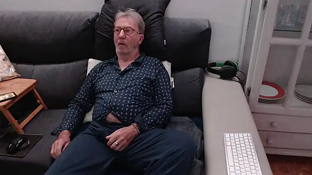Snapshot of Nudelschwanz chatting on March 8, 2025, 4:34 am Nudelschwanz online show from March 8, 2025, 4:34 am