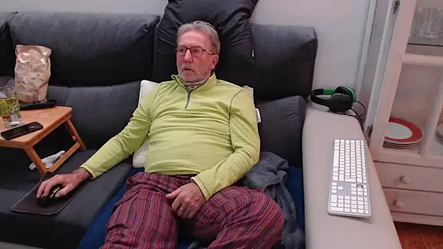 Snapshot of Nudelschwanz chatting on March 7, 2025, 6:54 pm Nudelschwanz online show from March 7, 2025, 6:54 pm