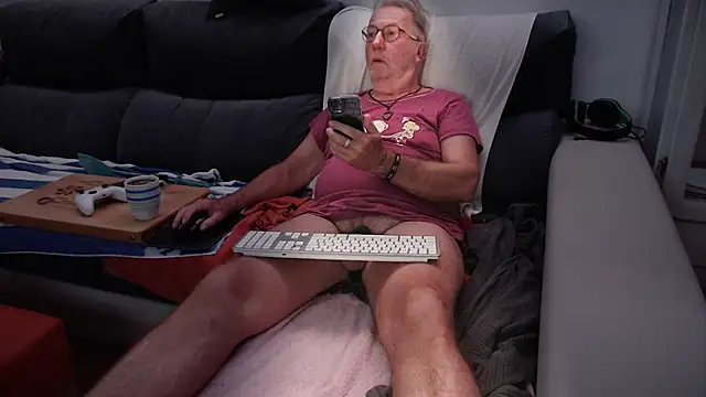 Snapshot of Nudelschwanz chatting on October 8, 2025, 4:25 am Nudelschwanz online show from October 8, 2025, 4:25 am
