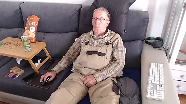 Snapshot of Nudelschwanz chatting on March 10, 2025, 12:06 pm Nudelschwanz online show from March 10, 2025, 12:06 pm
