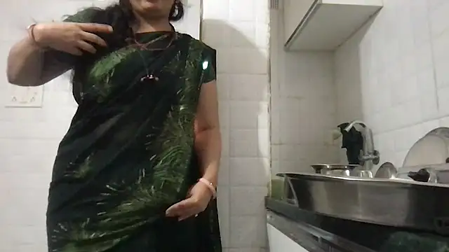 Snapshot of Riyasingh9 chatting on March 5, 2025, 4:45 am Riyasingh9 online show from March 5, 2025, 4:45 am