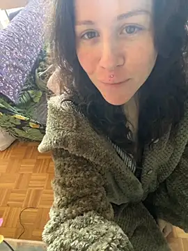 Snapshot of SuzieWanKenobi chatting on September 29, 2025, 9:05 am SuzieWanKenobi online show from September 29, 2025, 9:05 am