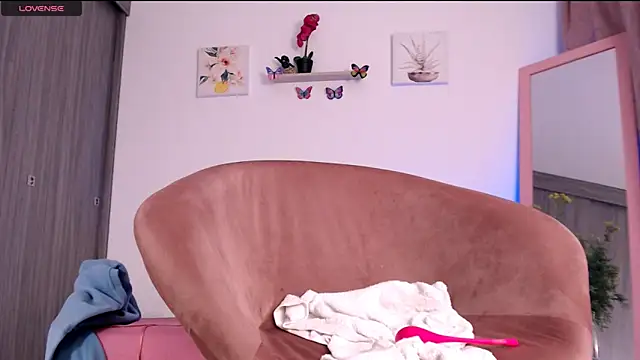 Annaross2 online show from March 5, 2025, 5:08 pm