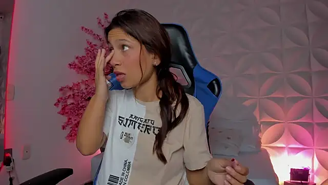 cora 22 online show from November 8, 2025, 12:31 pm