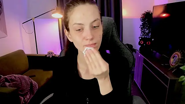 Snapshot of EmilyWilden chatting on October 27, 2025, 8:37 am EmilyWilden online show from October 27, 2025, 8:37 am