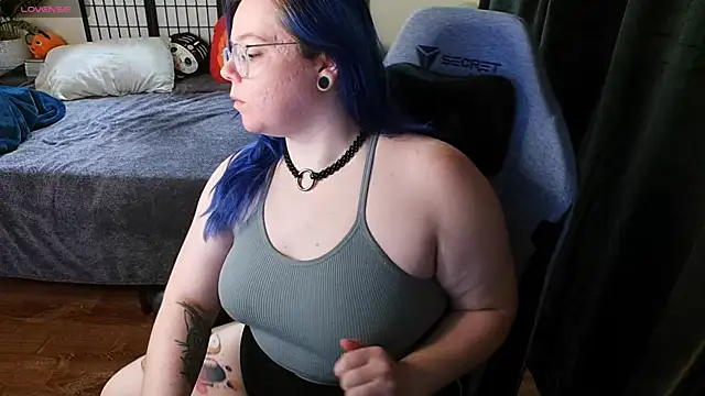 Snapshot of KiraSpitQueen chatting on February 8, 2025, 5:40 am KiraSpitQueen online show from February 8, 2025, 5:40 am