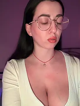 Snapshot of Emylia chatting on November 25, 2025, 9:04 pm Emylia online show from November 25, 2025, 9:04 pm