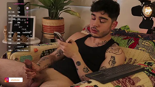 Snapshot of Arkaikomz chatting on February 13, 2025, 10:33 pm Arkaikomz online show from February 13, 2025, 10:33 pm