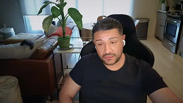Snapshot of HungandThickLatin chatting on October 25, 2025, 12:32 am HungandThickLatin online show from October 25, 2025, 12:32 am