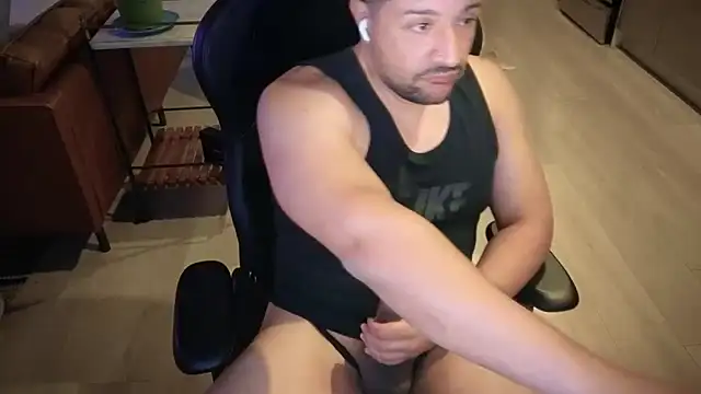 Snapshot of HungandThickLatin chatting on October 20, 2025, 1:29 am HungandThickLatin online show from October 20, 2025, 1:29 am