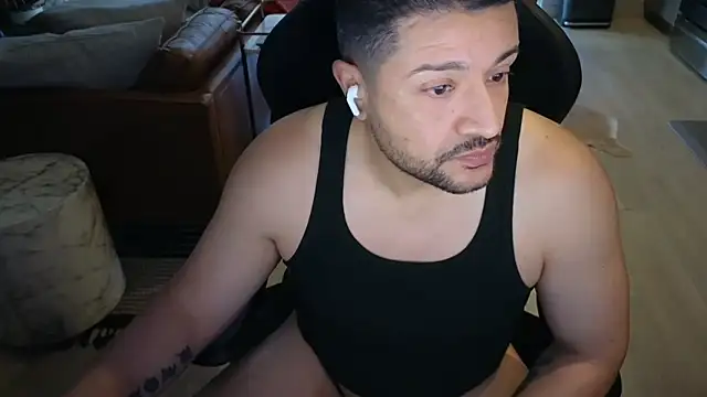 Snapshot of HungandThickLatin chatting on December 15, 2025, 4:13 pm HungandThickLatin online show from December 15, 2025, 4:13 pm