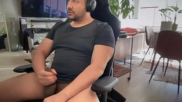 Snapshot of HungandThickLatin chatting on March 20, 2025, 11:45 pm HungandThickLatin online show from March 20, 2025, 11:45 pm