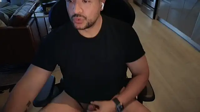Snapshot of HungandThickLatin chatting on October 7, 2025, 12:44 am HungandThickLatin online show from October 7, 2025, 12:44 am
