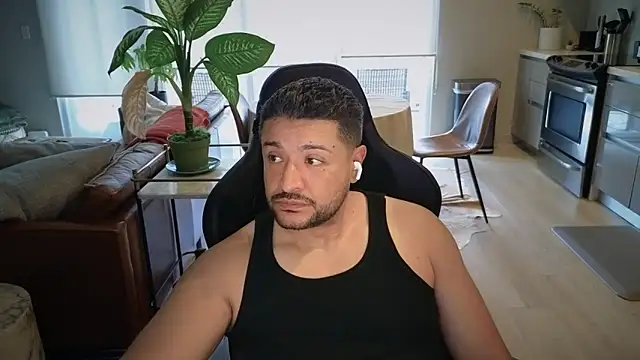 Snapshot of HungandThickLatin chatting on November 11, 2025, 4:02 pm HungandThickLatin online show from November 11, 2025, 4:02 pm