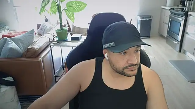 Snapshot of HungandThickLatin chatting on November 25, 2025, 10:21 pm HungandThickLatin online show from November 25, 2025, 10:21 pm