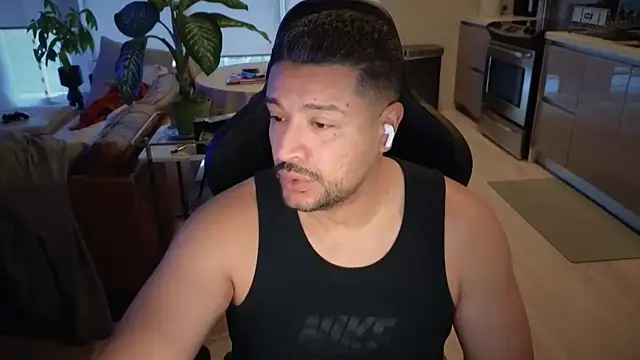 Snapshot of HungandThickLatin chatting on September 27, 2025, 2:23 pm HungandThickLatin online show from September 27, 2025, 2:23 pm