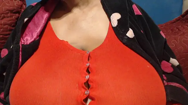 CUTEFIRMMELONSS online show from May 11, 2026, 9:21 am