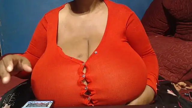 CUTEFIRMMELONSS online show from May 5, 2026, 6:00 pm