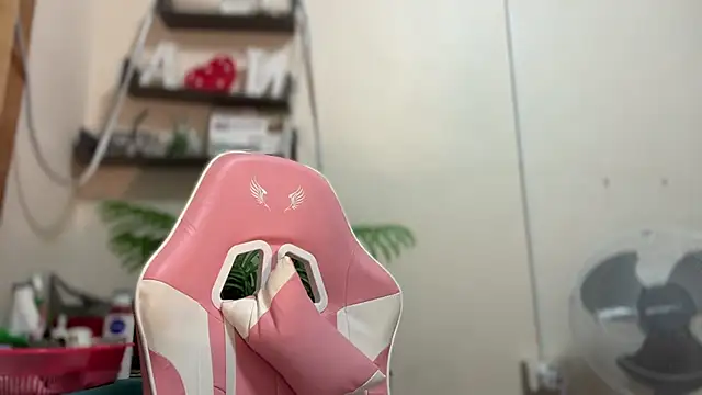 ehotlovea  online show from October 27, 2025, 6:58 am