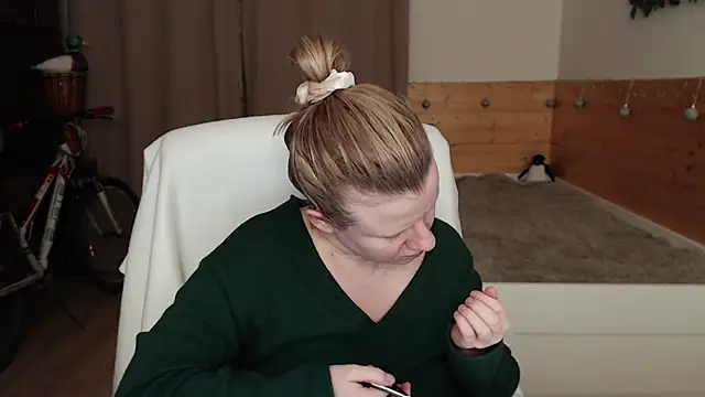 Snapshot of Exponent_5 chatting on December 3, 2024, 8:55 pm Exponent 5 online show from December 3, 2024, 8:55 pm