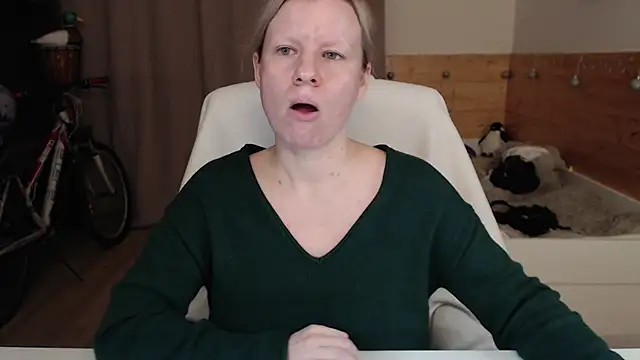 Snapshot of Exponent_5 chatting on December 2, 2024, 5:32 pm Exponent 5 online show from December 2, 2024, 5:32 pm