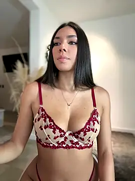 Snapshot of EllaSanz_ chatting on October 7, 2025, 9:16 pm EllaSanz online show from October 7, 2025, 9:16 pm