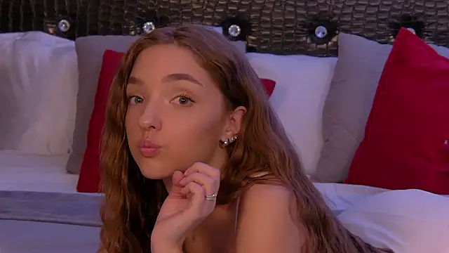 VirginieCruz online show from March 17, 2025, 8:40 pm