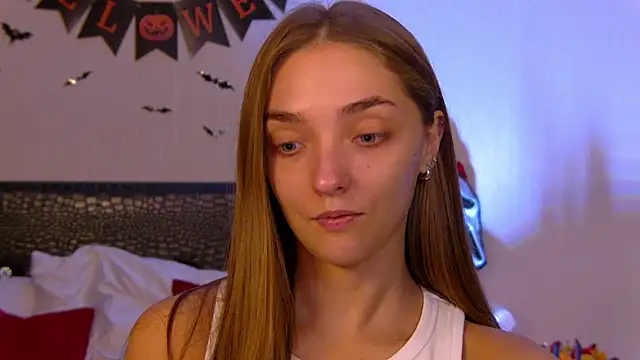 VirginieCruz online show from October 28, 2025, 7:24 pm