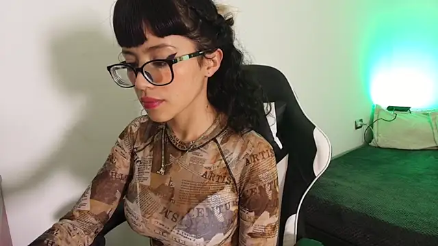 Snapshot of Marcelinee__ chatting on November 25, 2025, 10:43 pm Marcelinee online show from November 25, 2025, 10:43 pm