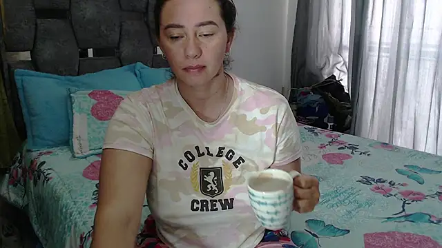 Snapshot of sara_hott_1 chatting on March 23, 2026, 1:33 pm sara hott 1 online show from March 23, 2026, 1:33 pm