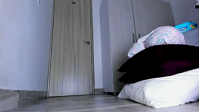 Snapshot of Skarleth69 chatting on November 4, 2025, 3:43 am Skarleth69 online show from November 4, 2025, 3:43 am