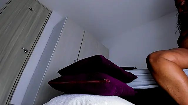 Snapshot of Skarleth69 chatting on November 24, 2025, 2:22 am Skarleth69 online show from November 24, 2025, 2:22 am