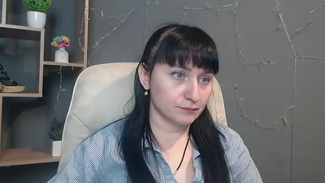 NinaFlawlees online show from December 3, 2025, 12:59 pm