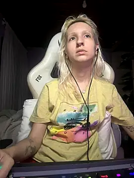 bunnydark00 online show from November 18, 2025, 2:05 am