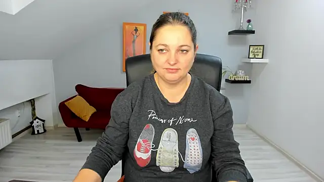 LollaGirl online show from November 25, 2025, 4:13 am