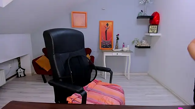 LollaGirl online show from March 10, 2026, 4:05 am