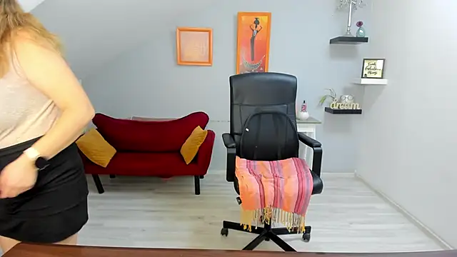 LollaGirl online show from February 4, 2026, 4:18 am